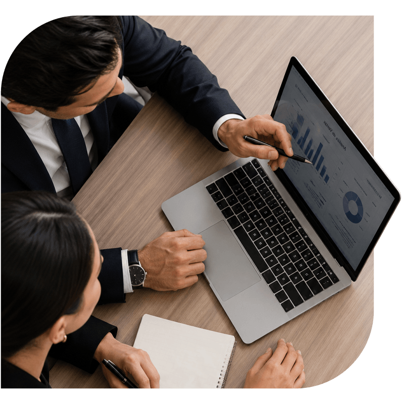 Abogados corporativos de Gómez Palacio Estudio Legal analizando métricas de crecimiento empresarial en una laptop.